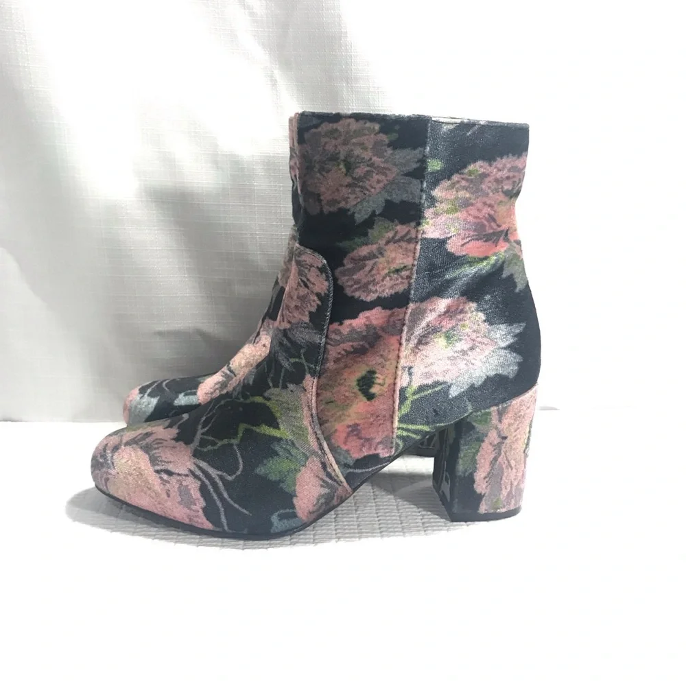 Hippie Laundry Women’s 8 M Dark Blue Rose Floral Velvet Ankle Bootie Boots